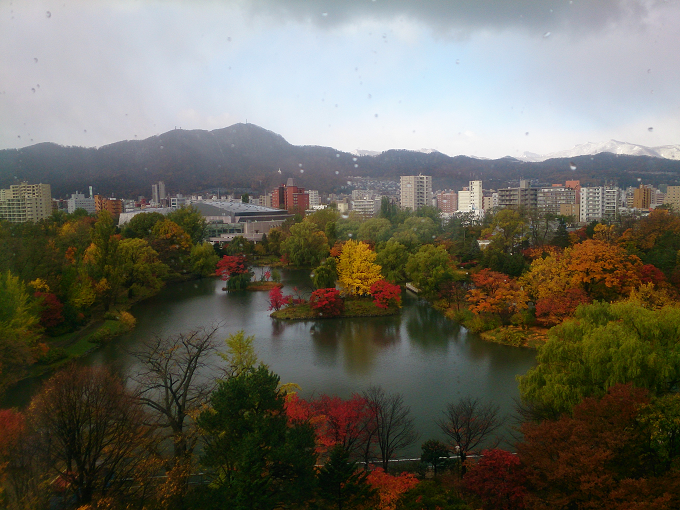先日、初雪が札幌~紅葉がキレイな中島公園でした