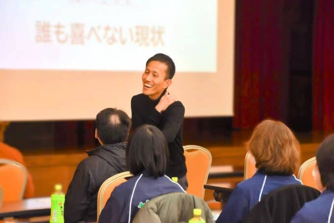 道の駅や農産物直売所、産直店関係者を対象にした、売上アップにつながる魅力的な商品づくり研修を農協主催でおこなうセミナー講師の臼井浩二