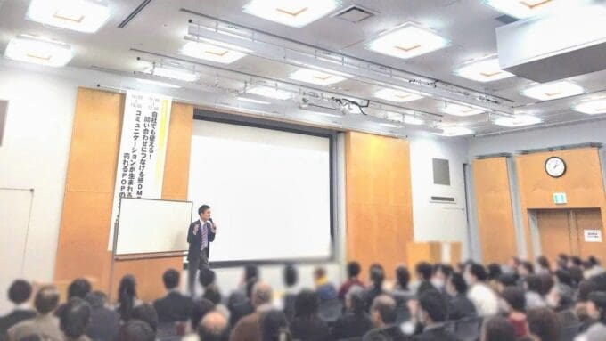 大阪産業創造館にて講演中