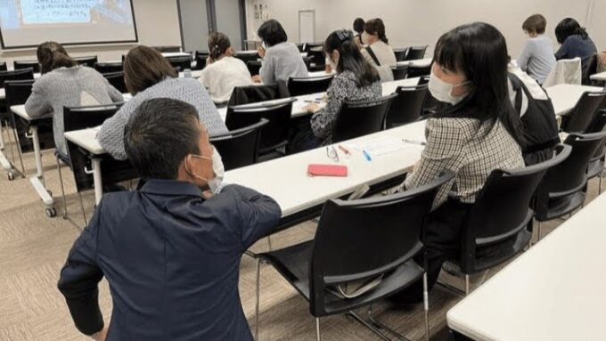 調剤薬局チェーン店でのセミナーで従業員さんと話す様子