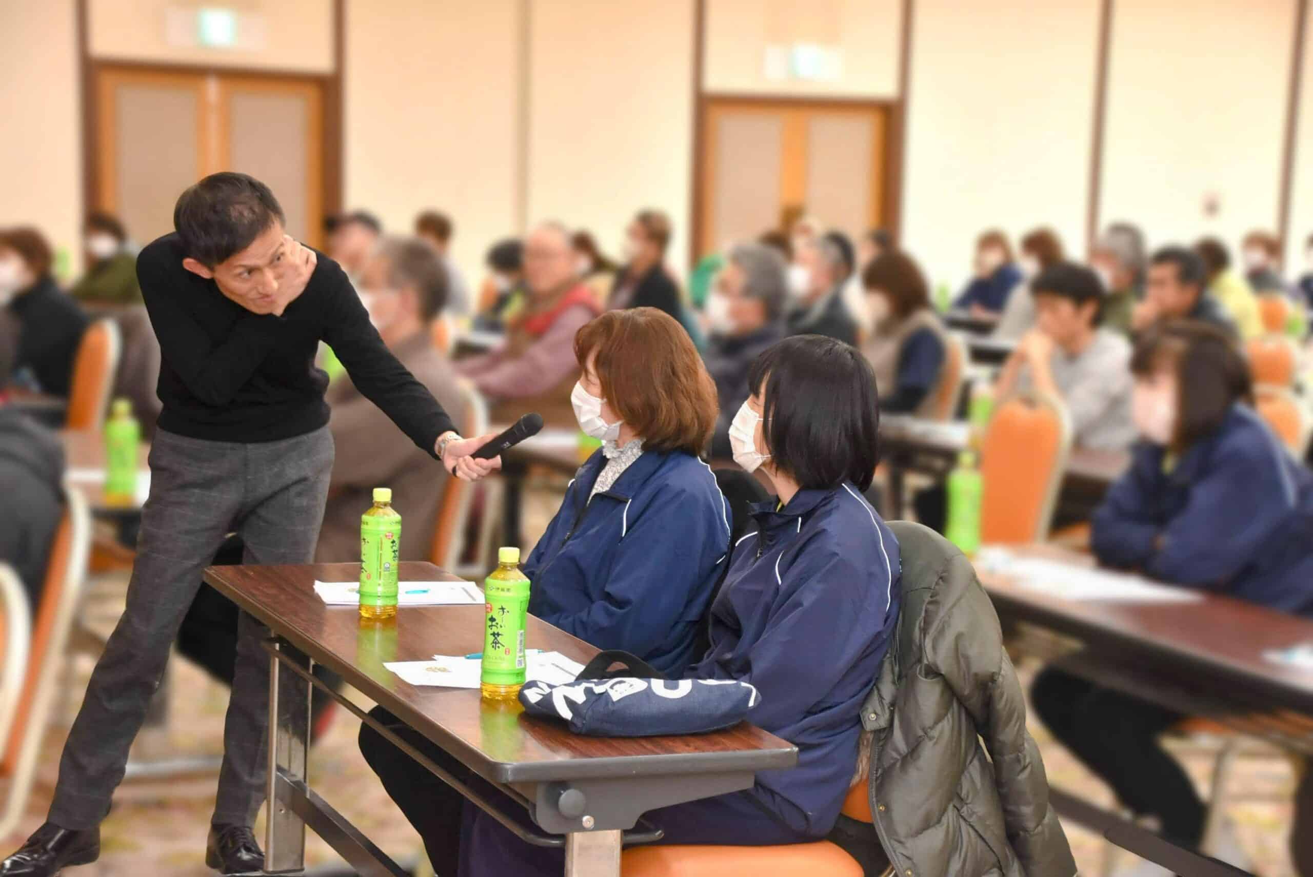 臼井浩二が農協で直売所や道の駅スタッフを対象に登壇し、POP研修や売上アップにつながる商品づくり(袋詰め)を指導するセミナー風景