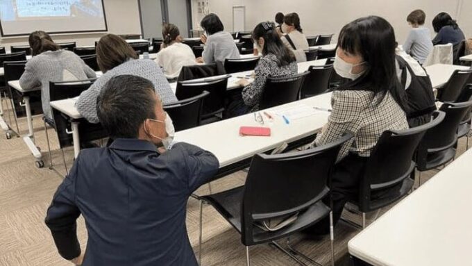 調剤薬局店でのPOP研修における従業員さんとのやりとり