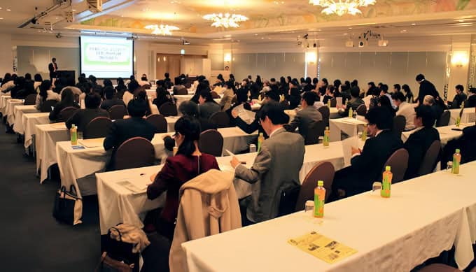 調剤薬局チェーンでのPOP研修の様子