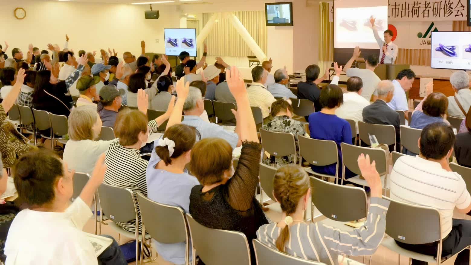 JA福山市の直売所出荷者講習会のワークで参加者が手を挙げる様子