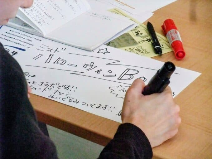 研修で自分の現場に置き換えながら手書きPOPを作成する参加者
