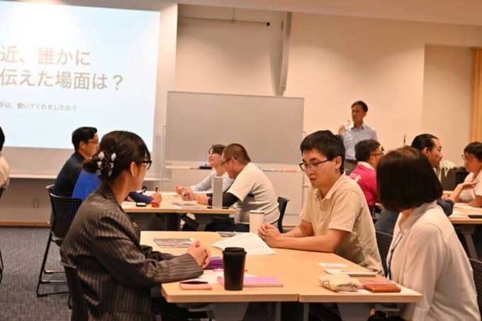 研修で参加者同士が対話しながら実践のアイデアを考える様子