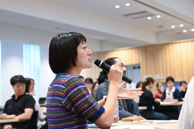 研修で参加者が自分の気づきや考えを仲間に共有する様子