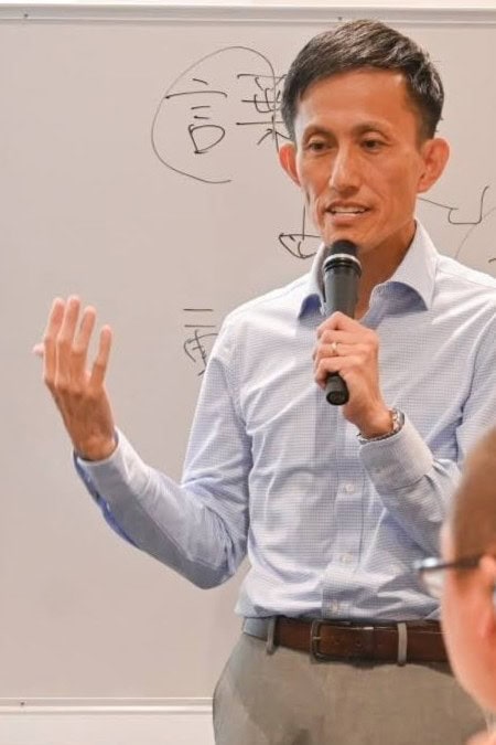 研修をおこなう、POPコミュニケーション合同会社代表の臼井浩二