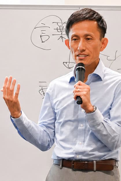 地域おこし協力隊を対象に研修をする臼井浩二