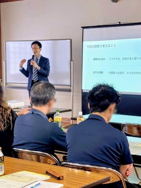 直販所の売り場づくりについてスライドを使って講義する様子