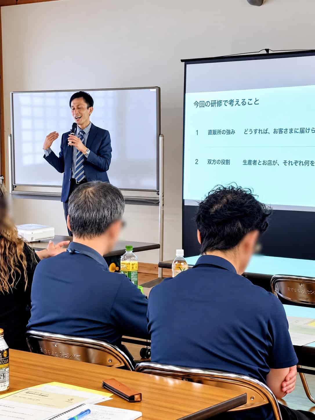直販所の売り場づくりについてスライドを使って講義する様子